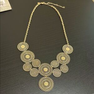 Gold circle patterned necklace